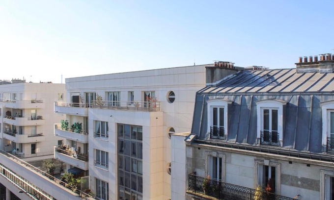 Levallois-Perret Apartment | Cozy Retreat with Eiffel Tower Glimpses & Pet-Friendly Perks