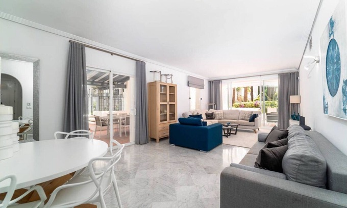 Golden Mile House | Bright Apartment with Ocean View & Spa in Puente Romano