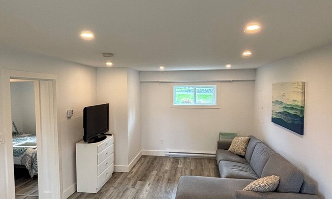 Saanich East House | Bright New Suite with Hot Tub & Kitchen on Quiet Cul de Sac