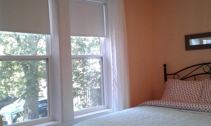 Queens Square Apartment | Bright Newly Renovated Studio with Ocean View in Downtown
