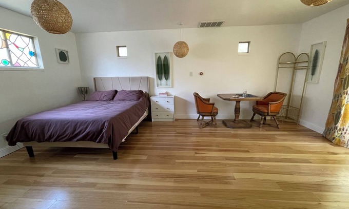 Woodlake Cottage | Charming Bohemian Cottage Near Midtown with Spa & Breakfast