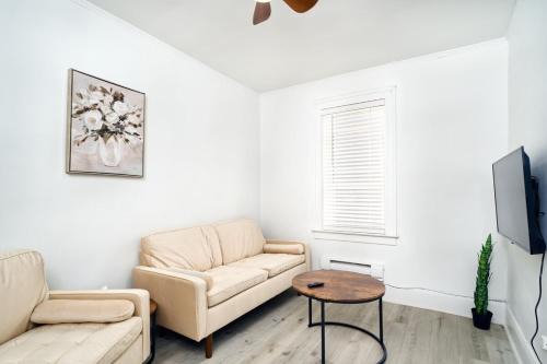 Bridgeview Apartment | Bright Quiet One Bedroom Apartment