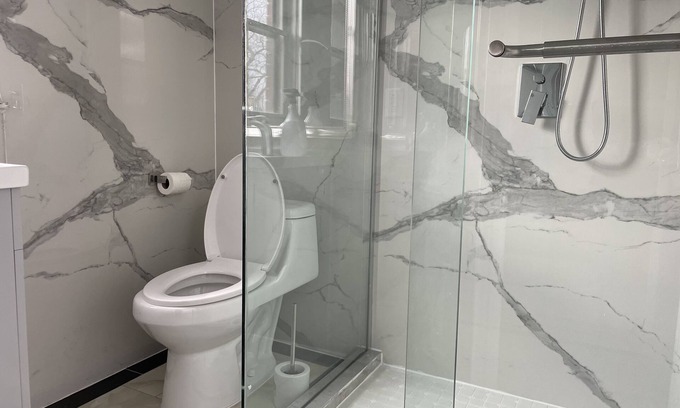 Port Credit Apartment | Bright Port Credit Apartment - Steps from the Lake!
