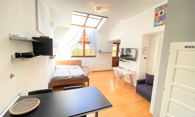 Mala Strana Apartment | Inviting Rooftop Studio with Terrace & Breakfast Included