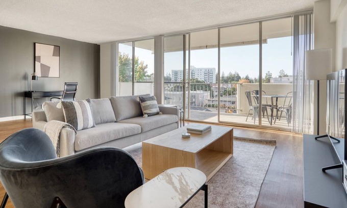 Central San Mateo Apartment | Bright San Mateo 2BR w/ W/D, BBQ & Pool, nr Caltrain, by Blueground