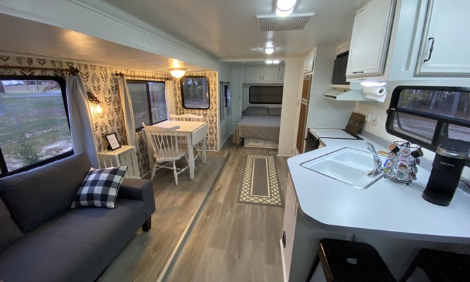 York House | Guest Favorite: Bright Side Inn with Family-Friendly Amenities