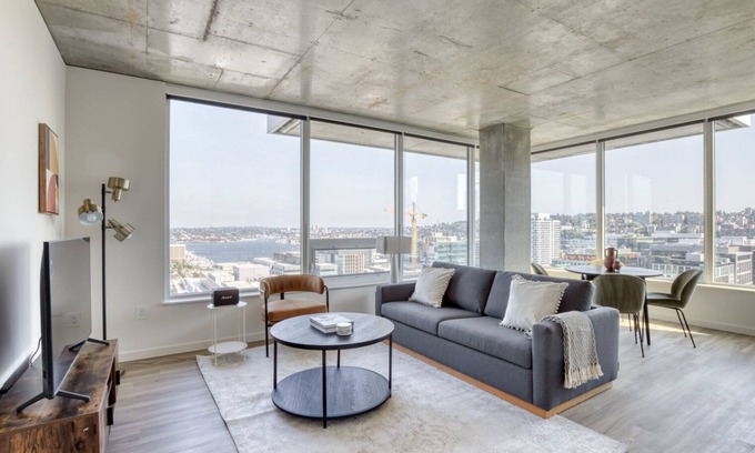 South Lake Union Apartment | Bright South Lake Union 2BR with Roof Access & W/D