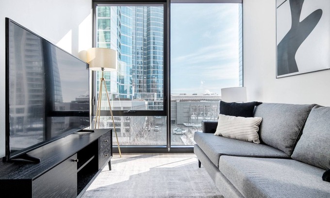 South Loop Apartment | Bright South Loop 1BR with Pool, Gym & Museum Access