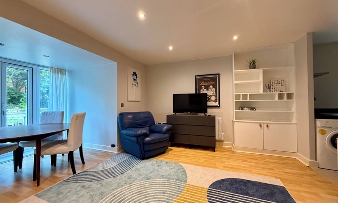 High Wycombe Apartment | Bright & Spacious 1-Bed Apartment with Balcony & Private Parking