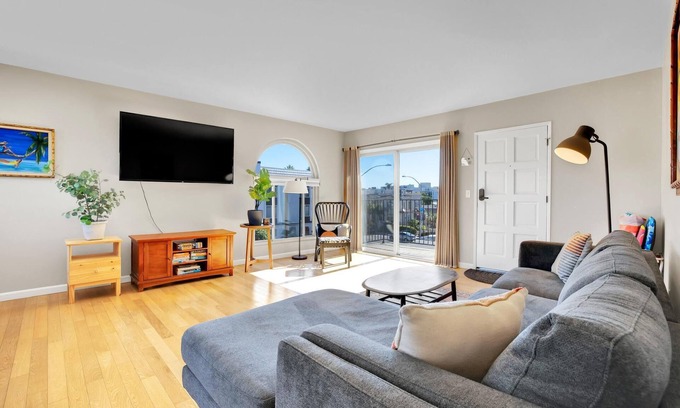 Crown Point Condo | Sunny 2-Bedroom Retreat with Oceanfront Views in San Diego
