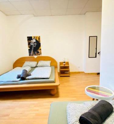 Liesing Apartment | Bright & Spacious 3BR Apt with Direct City Access