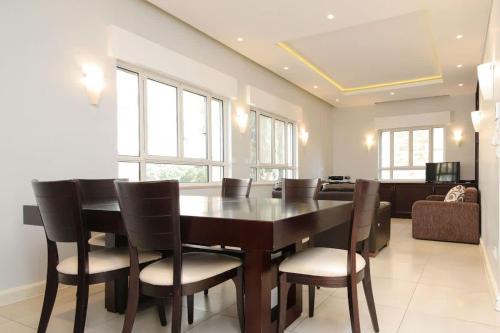 Rehavia Apartment | Modern 5-Bed Retreat in the Heart of Rechavia - Guest Rated 10/10