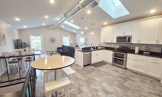 New London Apartment | Inviting Loft in New London with Breakfast Included