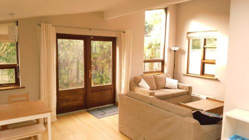 Booterstown Apartment | Inviting Mews in Prime Location for Your Next Getaway