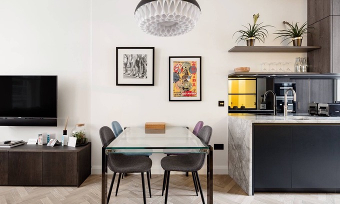 London City Centre Apartment | Modern One Bedroom Apartment with Spa and Child-Friendly Amenities