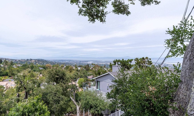 Farm Hills Apartment | Inviting Studio with High Ceilings and Kitchen Access