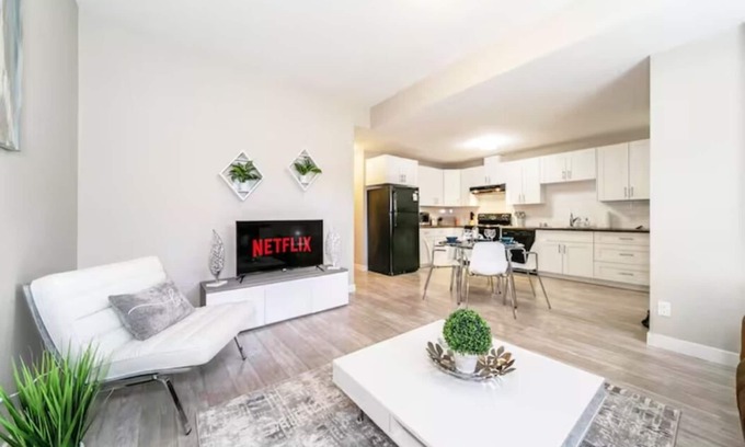 Jasper Place House | Bright Suite with King Bed, Kitchen & Free WiFi for Stays