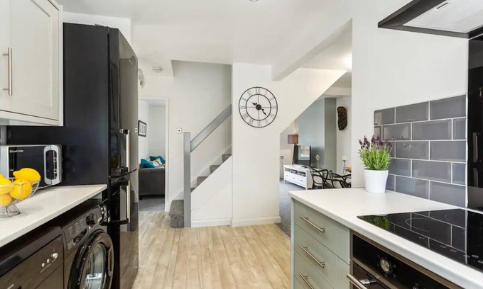 Arnold House | Bright Retreat with Garden, Parking, and Spa Amenities