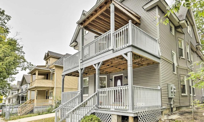 Memorial Square Apartment | Inviting Springfield Apartment with Two Balconies