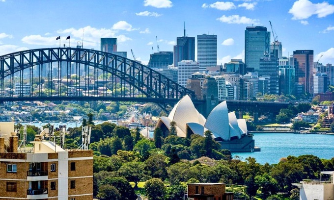Woolloomooloo Apartment | Bright Studio with Balcony & City/Harbor Views Await