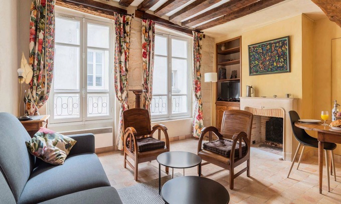 Latin Apartment | Inviting Latin Quarter Studio with Kitchen and Scenic Views