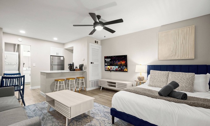 Allandale Apartment | Bright Studio Near Domain Roku TV + Free Parking