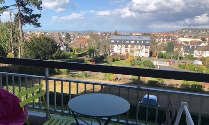 Villers-sur-Mer Apartment | Cozy Studio Flat in Villers-sur-Mer with Spa & Breakfast