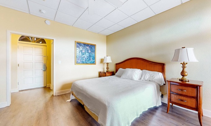 Naples House | Inviting Studio with Heated Pool, Game Room & Gym Access