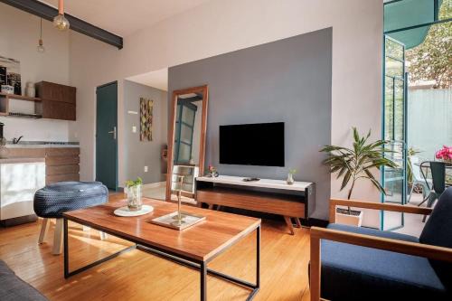 Reforma Apartment | Bright & Stylish Apartment with Balcony on Reforma Avenue