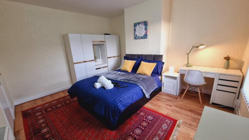 Harehills House | Bright Double Bed Room with Garden, TV & Wi-Fi Access