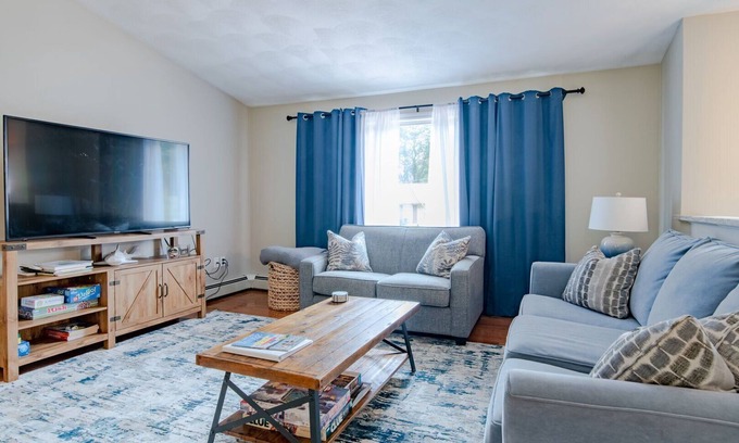 Narragansett House | Bright & Sunny Two level home, sleeps 10 w/association beach