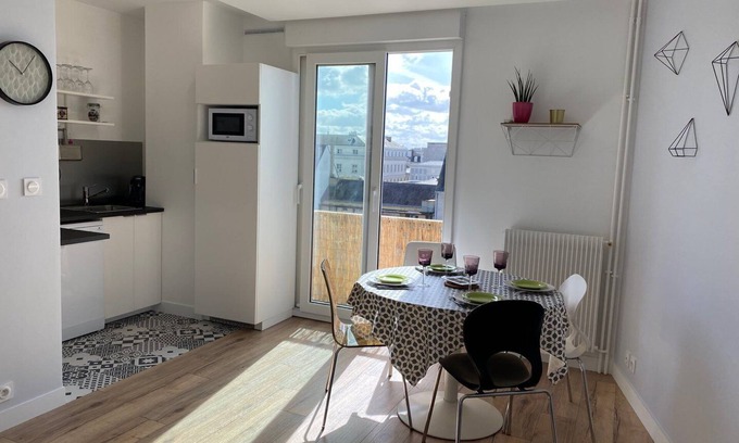 Old Town Apartment | Modern T2 Apartment in Tours with Spa and Kitchen Access