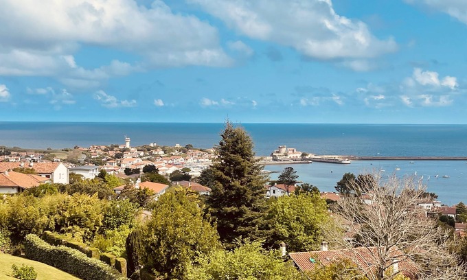 Ciboure Apartment | Inviting T3 Eguski with Breathtaking Panoramic Views