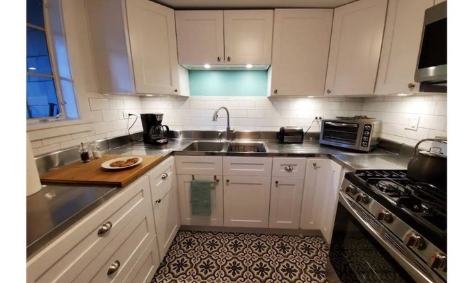 Los Alamos House | Bright Condo with Pool & Ocean View Near Lab - 10/10 Rating