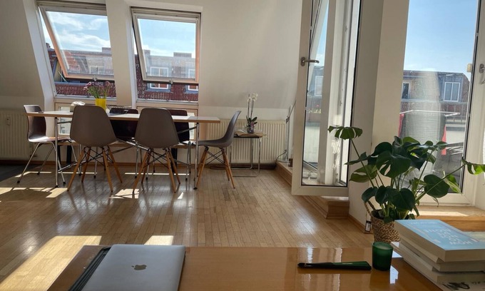 Friedrichshain-Kreuzberg Apartment | Bright top floor apartment in Kreuzberg with a view of the Spree, incl. air conditioning