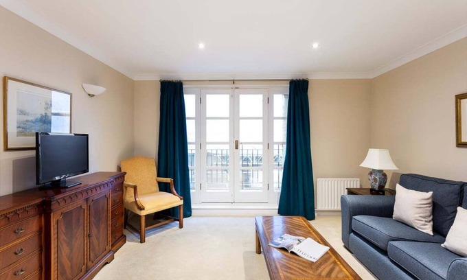 Tower Hamlets Apartment | Discover Bright Tower Bridge Nest with Spa & Family Amenities