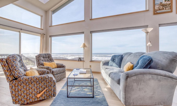 Yachats House | Oceanfront Getaway with Spa and Kitchen in Yachats!