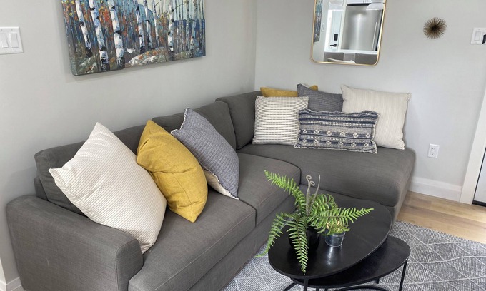 South End Apartment | Bright Upper One Bedroom in South Halifax - Pet Friendly!