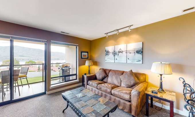 Chelan Condo | Elegant Condo with Ocean Views & Pool Access