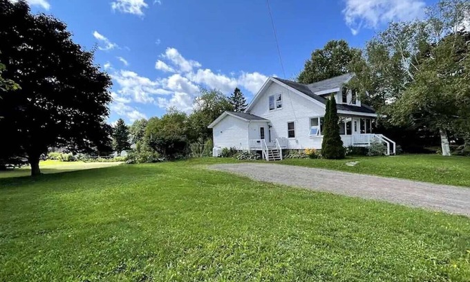 Dieppe House | Bright Retreat with Huge Backyard, 5min to Parks & More!