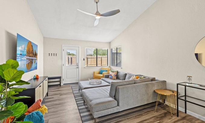Gracywoods House | Inviting Retreat Near Q2 & Domain - Perfect for Families