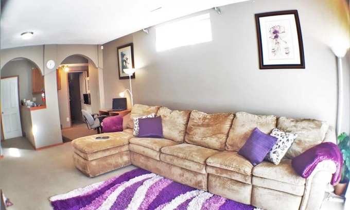 Calgary Bed & Breakfast | Inviting Mountain Retreat with Spa Near Downtown Attractions