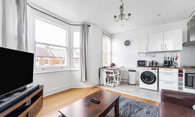 Hanwell Apartment | Inviting West Ealing Retreat with Spa and Breakfast Included