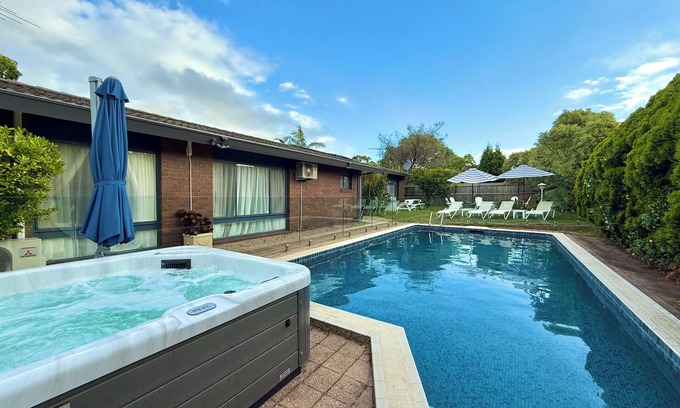 Brighton East House | Brighton Blissful | Family Poolside Vila Pool Spa Sauna