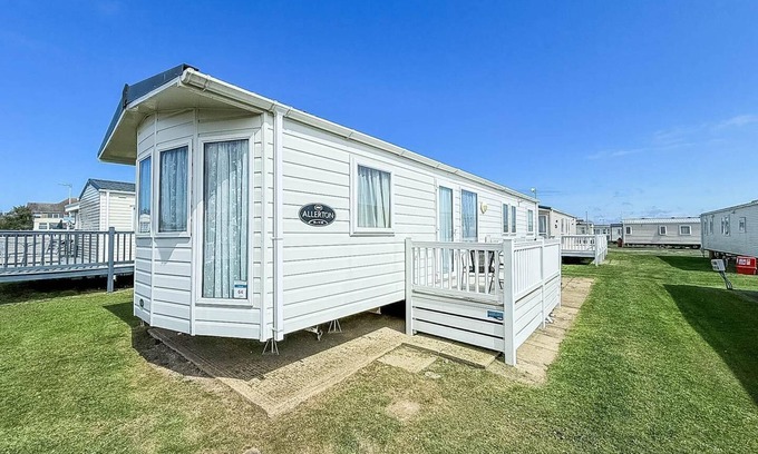 Great Yarmouth House | Cozy 8 Berth Caravan by the Norfolk Coast with Ocean Views
