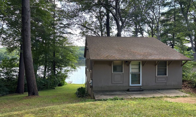 Brimfield Cottage | Top-Rated Brimfield Waterfront Cottage with Breakfast Included