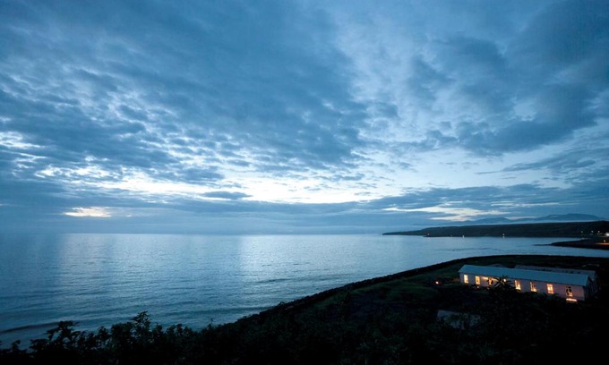 Blonduos House | Oceanfront Brimslóð Atelier Guesthouse with Breakfast Included