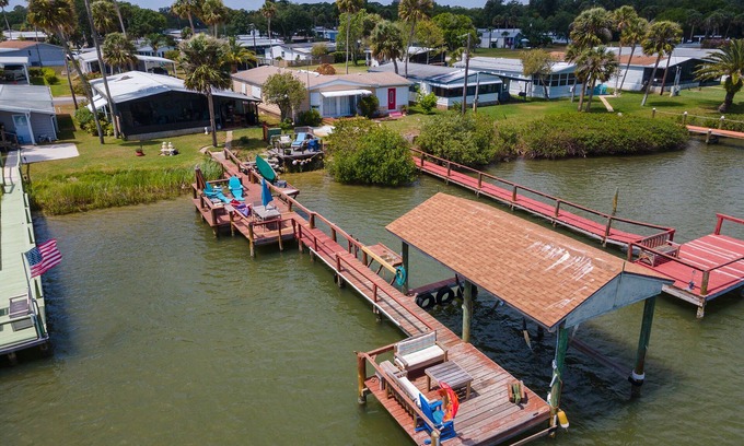 Edgewater House | Perfect Getaway: Boat Access & Family-Friendly Amenities