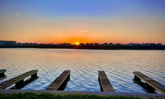 Corpus Christi Condo | Idyllic Aqua Casita: Your Canal Getaway with Boat Slip