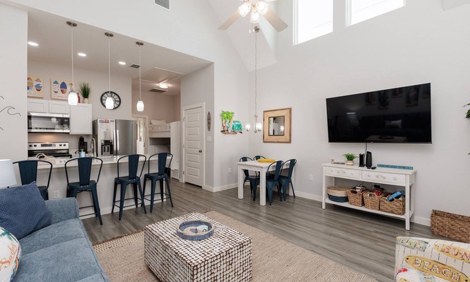Corpus Christi House | Pet-Friendly Townhome Steps from the Beach with Ocean View